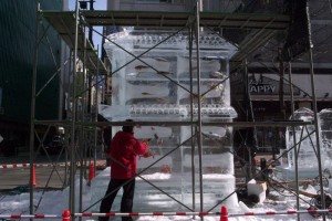 すすき野では「氷の祭典」が行われます。氷の中で泳いでいるのは本物の魚のようです。